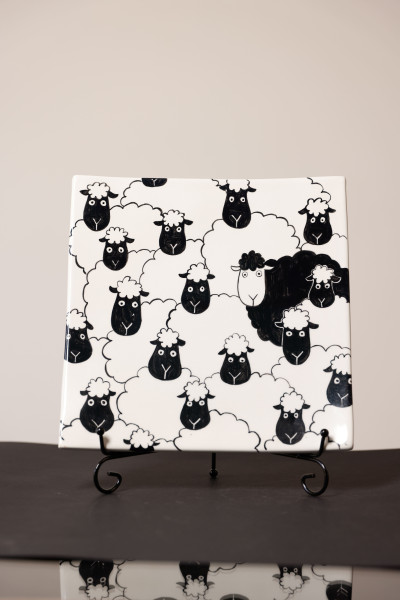 Piatto Decorativo La Pecora Nera Ceramica | Laboratorio71